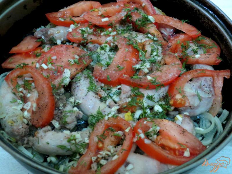 Фото приготовление рецепта: Куриные шейки с помидором шаг №6