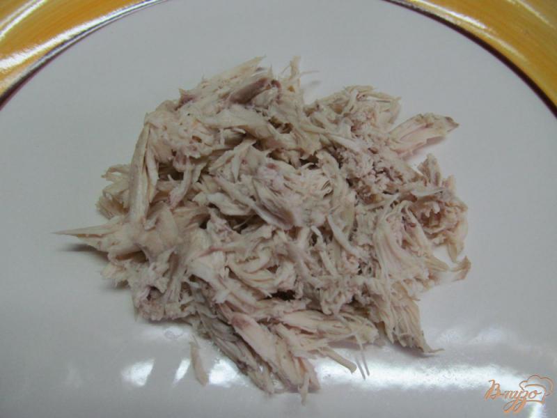 Фото приготовление рецепта: Салат из жареной картошки с мясом курицы шаг №4