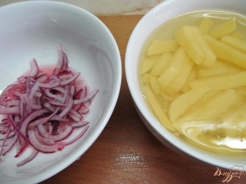 Фото приготовление рецепта: Салат из жареной картошки с мясом курицы шаг №1