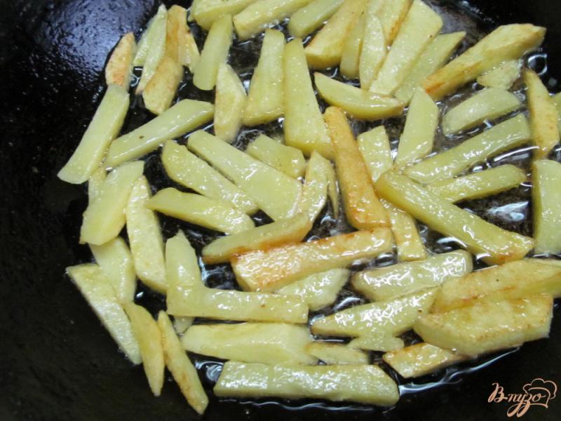 Фото приготовление рецепта: Салат из жареной картошки с мясом курицы шаг №2