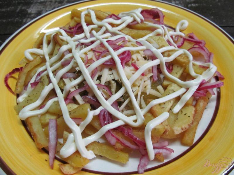 Фото приготовление рецепта: Салат из жареной картошки с мясом курицы шаг №7