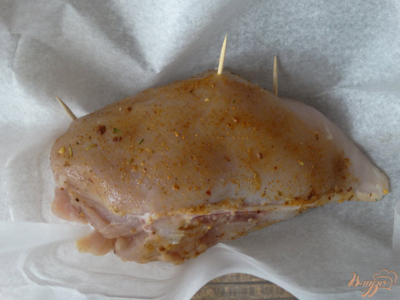 Фото приготовление рецепта: Куриное филе фаршированное творогом с чесноком шаг №4