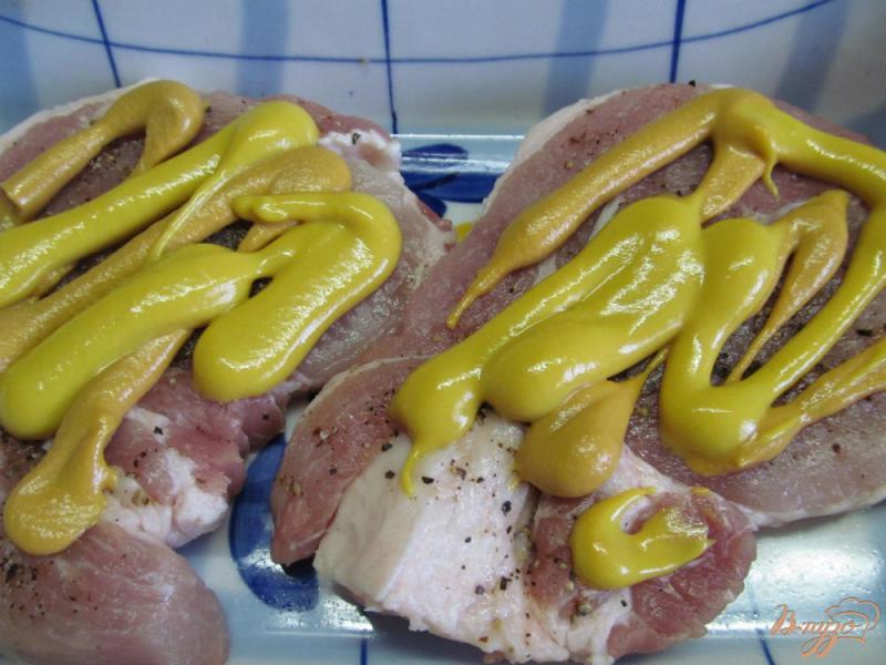 Фото приготовление рецепта: Свиные стейки в горчице под луковым соусом шаг №2