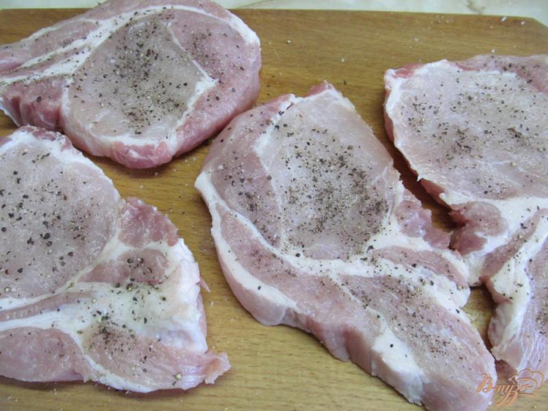 Фото приготовление рецепта: Свиные стейки в горчице под луковым соусом шаг №1