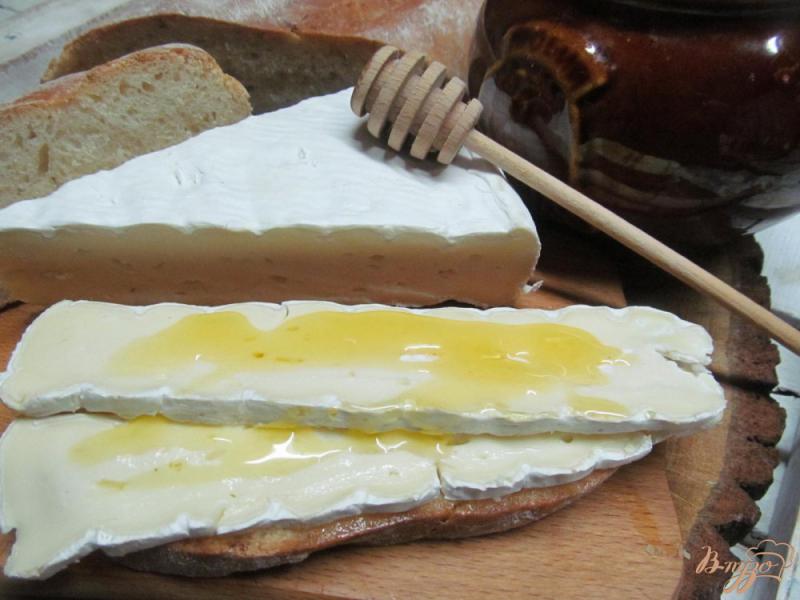 Фото приготовление рецепта: Бутерброд с сыром бри шаг №5