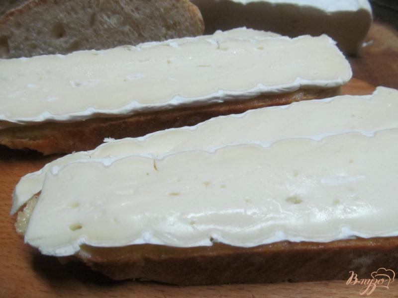 Фото приготовление рецепта: Бутерброд с сыром бри шаг №4