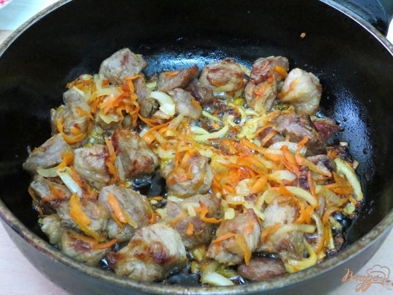 Фото приготовление рецепта: Свинина с картофелем и фасолью шаг №5