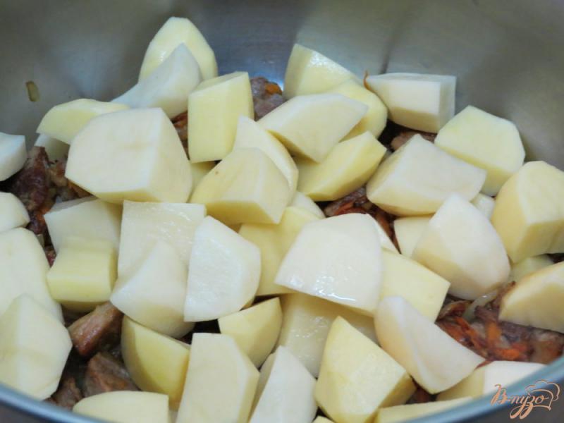 Фото приготовление рецепта: Свинина с картофелем и фасолью шаг №6