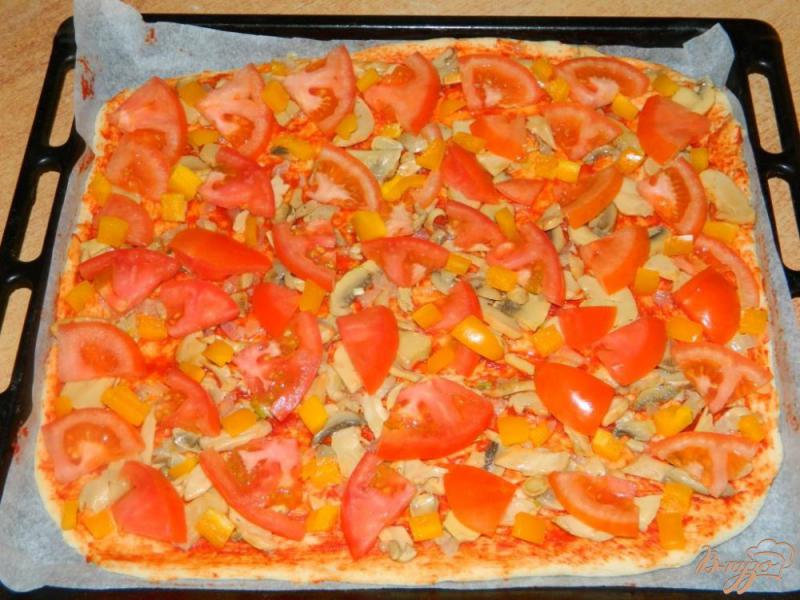Фото приготовление рецепта: Пицца с грибами, болгарским перцем и сыром шаг №6