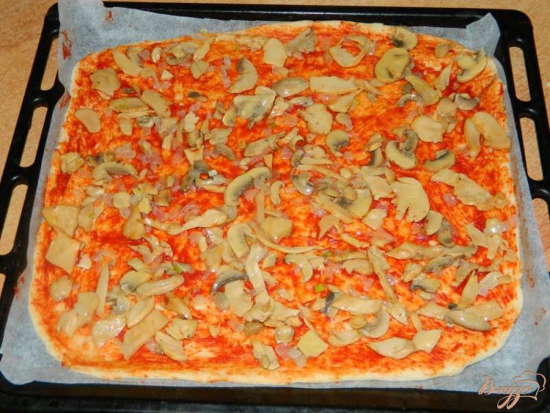 Фото приготовление рецепта: Пицца с грибами, болгарским перцем и сыром шаг №5
