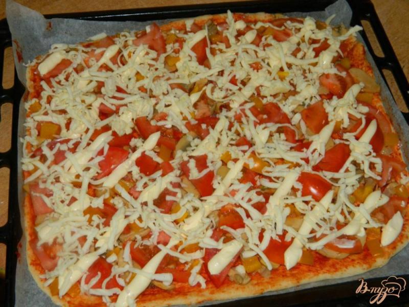 Фото приготовление рецепта: Пицца с грибами, болгарским перцем и сыром шаг №7