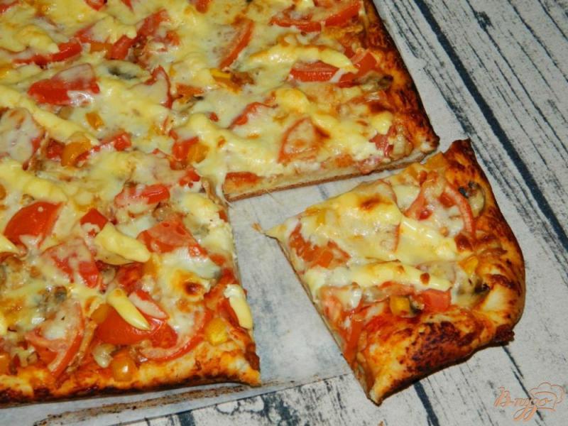 Фото приготовление рецепта: Пицца с грибами, болгарским перцем и сыром шаг №8