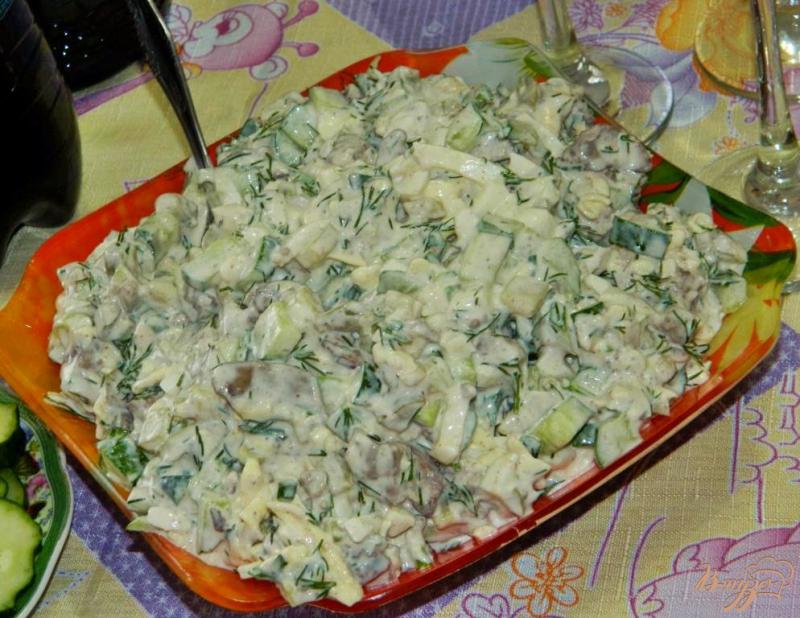 Фото приготовление рецепта: Салат с куриной печенью и маринованными огурцами шаг №5