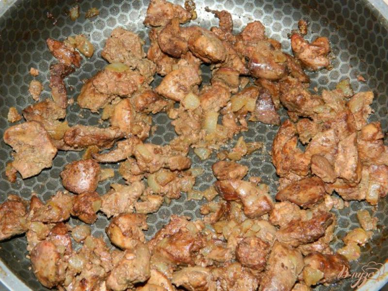Фото приготовление рецепта: Салат с куриной печенью и маринованными огурцами шаг №1