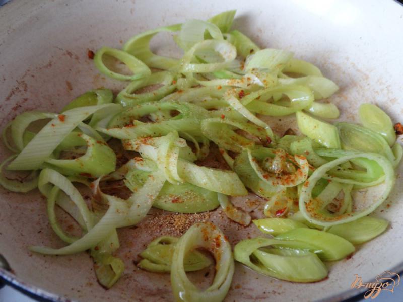 Фото приготовление рецепта: Салат с сердцем, стручковой фасолью и луком-пореем шаг №1