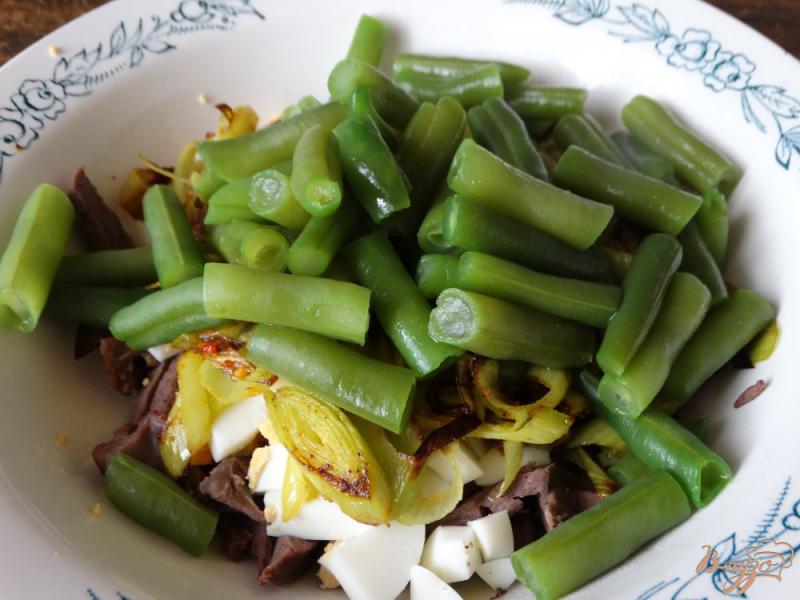 Фото приготовление рецепта: Салат с сердцем, стручковой фасолью и луком-пореем шаг №5