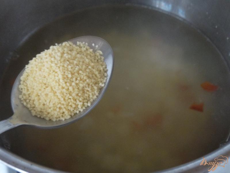 Фото приготовление рецепта: Рыбный суп с карасями и кус-кусом шаг №4