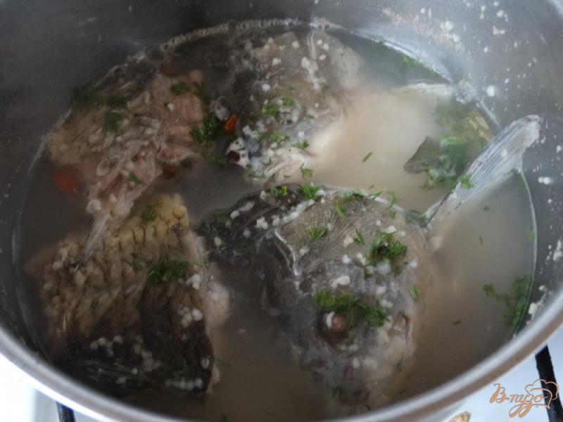 Фото приготовление рецепта: Рыбный суп с карасями и кус-кусом шаг №6
