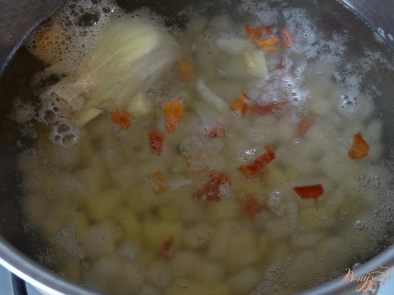 Фото приготовление рецепта: Рыбный суп с карасями и кус-кусом шаг №3