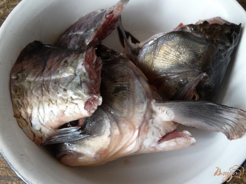 Фото приготовление рецепта: Рыбный суп с карасями и кус-кусом шаг №1