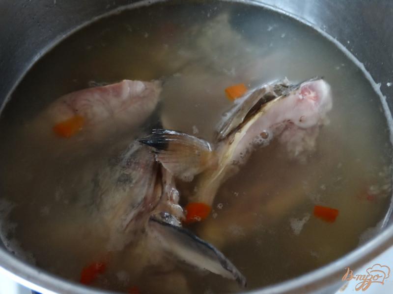 Фото приготовление рецепта: Рыбный суп с карасями и кус-кусом шаг №5