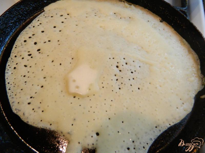 Фото приготовление рецепта: Блины с начинкой из вешенок с огуречным соусом шаг №5