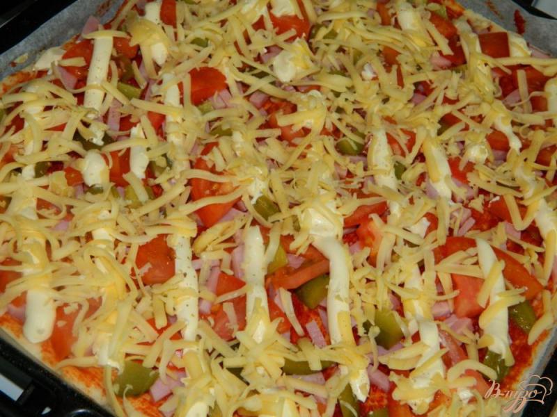 Фото приготовление рецепта: Пицца  ветчиной и маринованными огурцами шаг №6