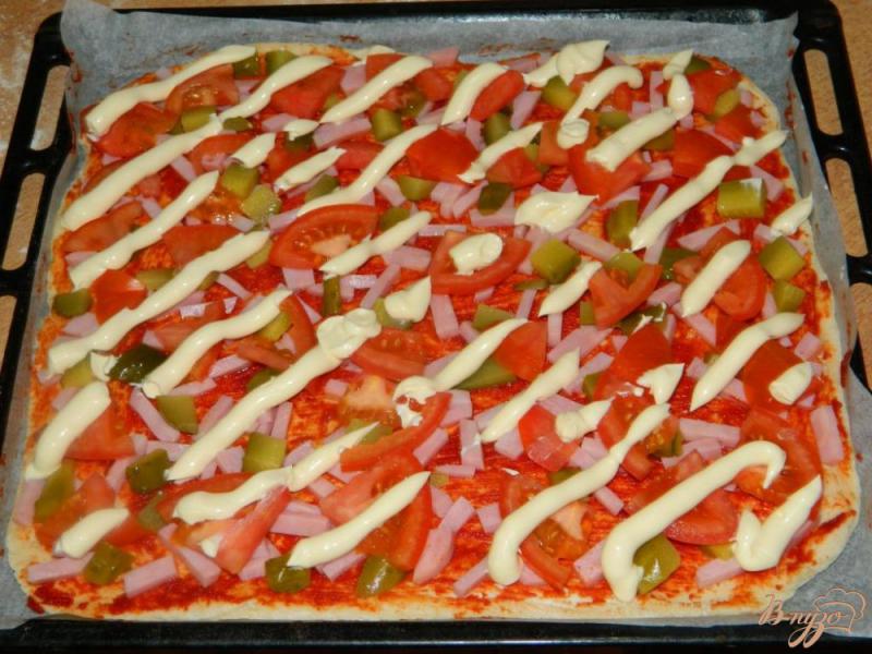 Фото приготовление рецепта: Пицца  ветчиной и маринованными огурцами шаг №5