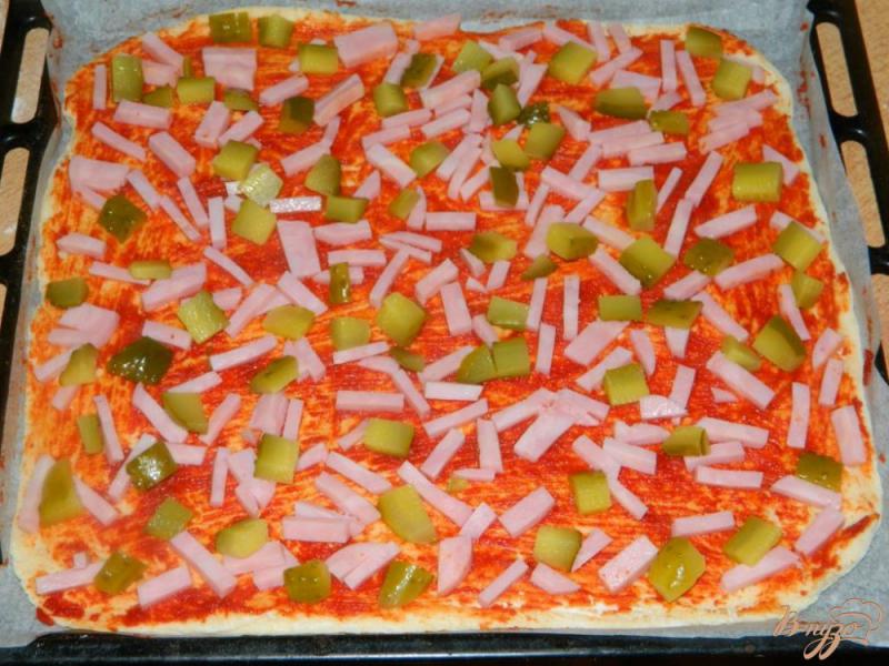 Фото приготовление рецепта: Пицца  ветчиной и маринованными огурцами шаг №4