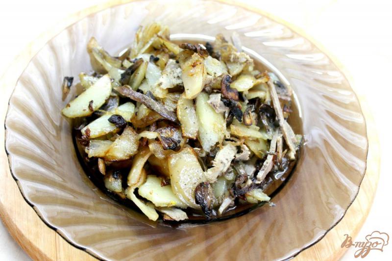 Фото приготовление рецепта: Картофель с грибами и уткой шаг №5