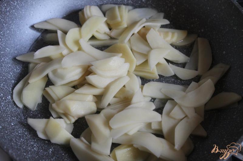 Фото приготовление рецепта: Картофель с грибами и уткой шаг №1