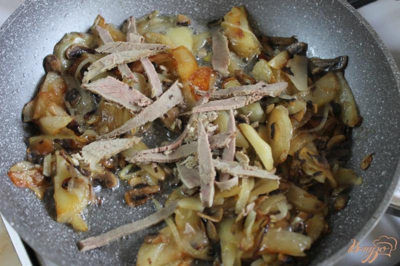 Фото приготовление рецепта: Картофель с грибами и уткой шаг №4