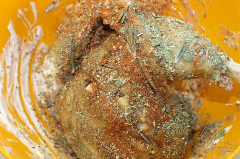 Фото приготовление рецепта: Запеченная курица с чесноком и картофелем шаг №4