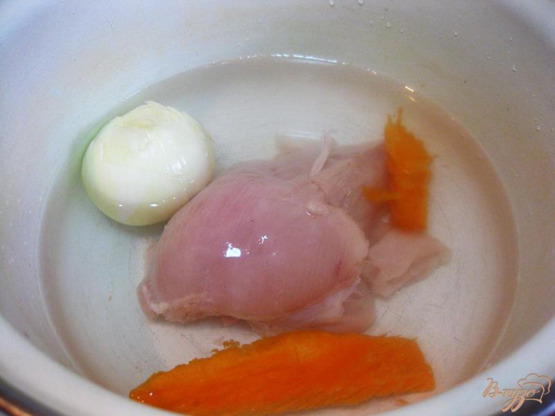 Фото приготовление рецепта: Суп с куриной грудкой и гречневой лапшой шаг №3