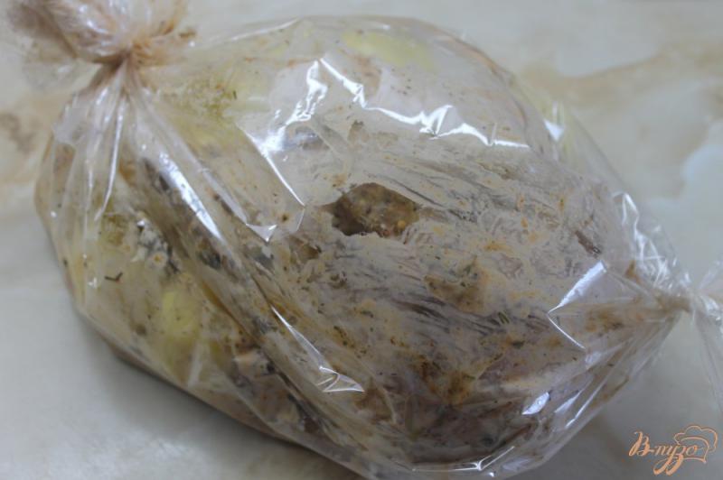 Фото приготовление рецепта: Запеченная курица с чесноком и картофелем шаг №5