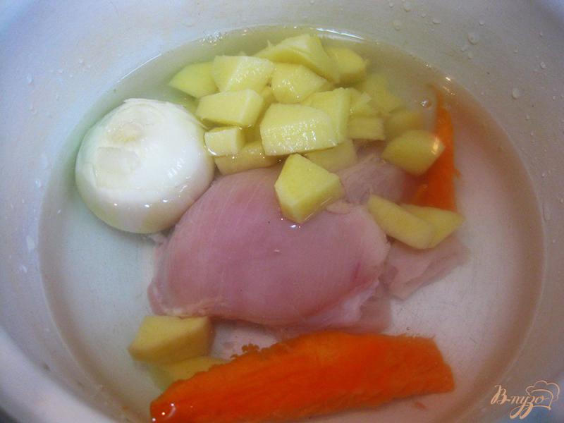 Фото приготовление рецепта: Суп с куриной грудкой и гречневой лапшой шаг №5