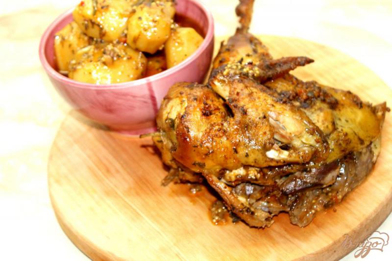 Фото приготовление рецепта: Запеченная курица с чесноком и картофелем шаг №6