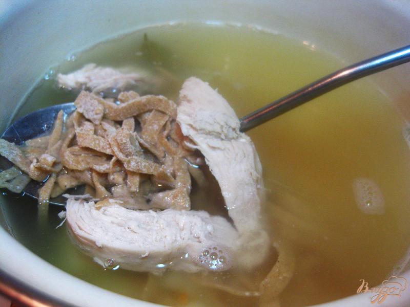 Фото приготовление рецепта: Суп с куриной грудкой и гречневой лапшой шаг №14
