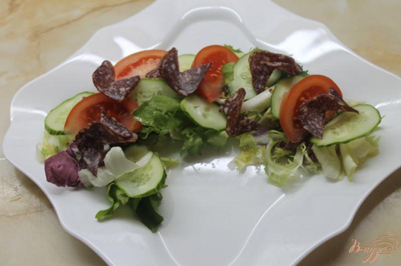 Фото приготовление рецепта: Микс салата с овощами и сырокопченой колбасой шаг №5