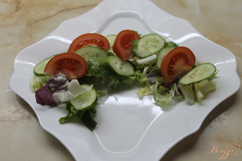 Фото приготовление рецепта: Микс салата с овощами и сырокопченой колбасой шаг №4