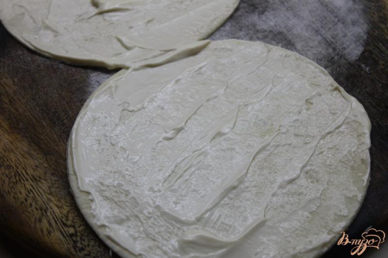 Фото приготовление рецепта: Сырная мини пицца с хамоном шаг №4