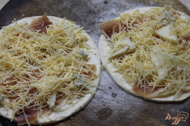 Фото приготовление рецепта: Сырная мини пицца с хамоном шаг №6