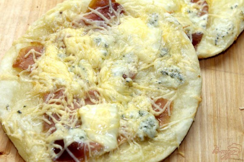 Фото приготовление рецепта: Сырная мини пицца с хамоном шаг №7