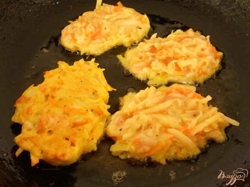 Фото приготовление рецепта: Драники из картофеля и тыквы с курицей шаг №5