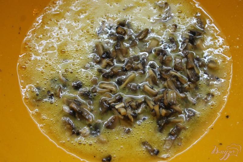 Фото приготовление рецепта: Яичные гренки с грибами шаг №3