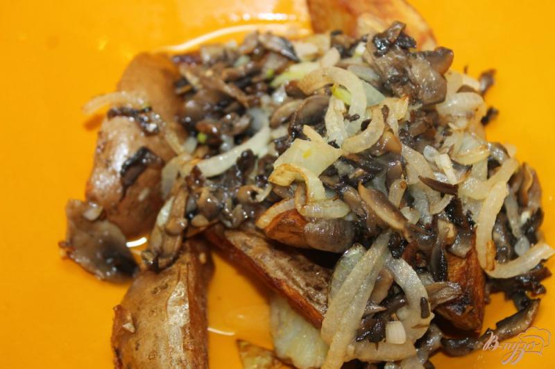 Фото приготовление рецепта: Картофельные дольки с луком и грибами шаг №5