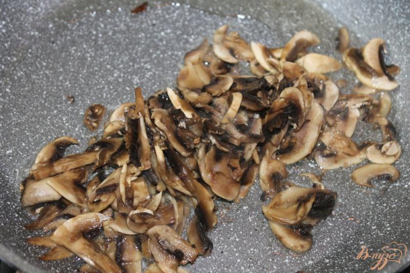 Фото приготовление рецепта: Картофельные дольки с луком и грибами шаг №3