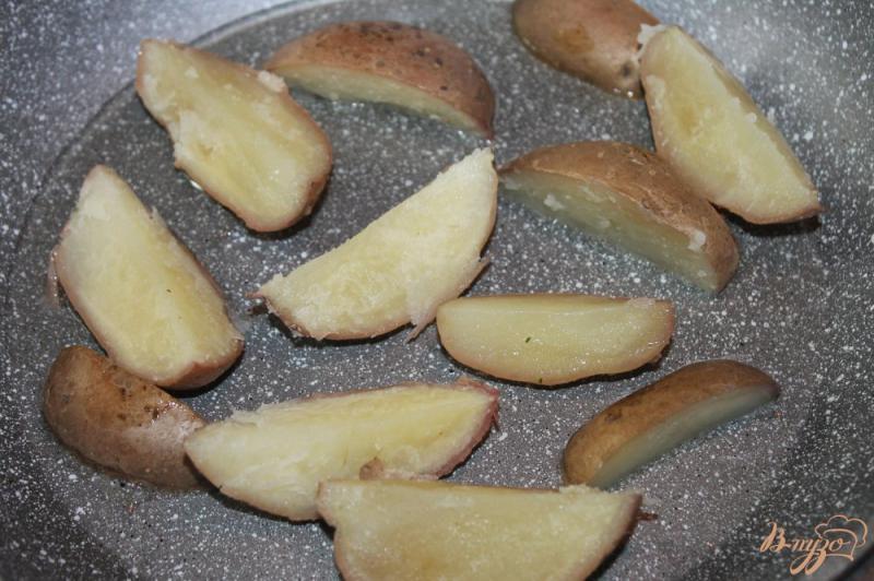 Фото приготовление рецепта: Картофельные дольки с луком и грибами шаг №2