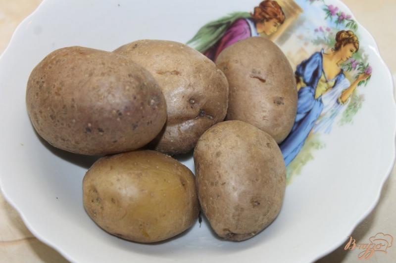 Фото приготовление рецепта: Картофельные дольки с луком и грибами шаг №1