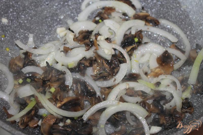 Фото приготовление рецепта: Картофельные дольки с луком и грибами шаг №4